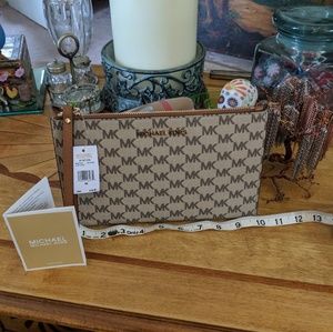 Beautiful MK jet set wallet